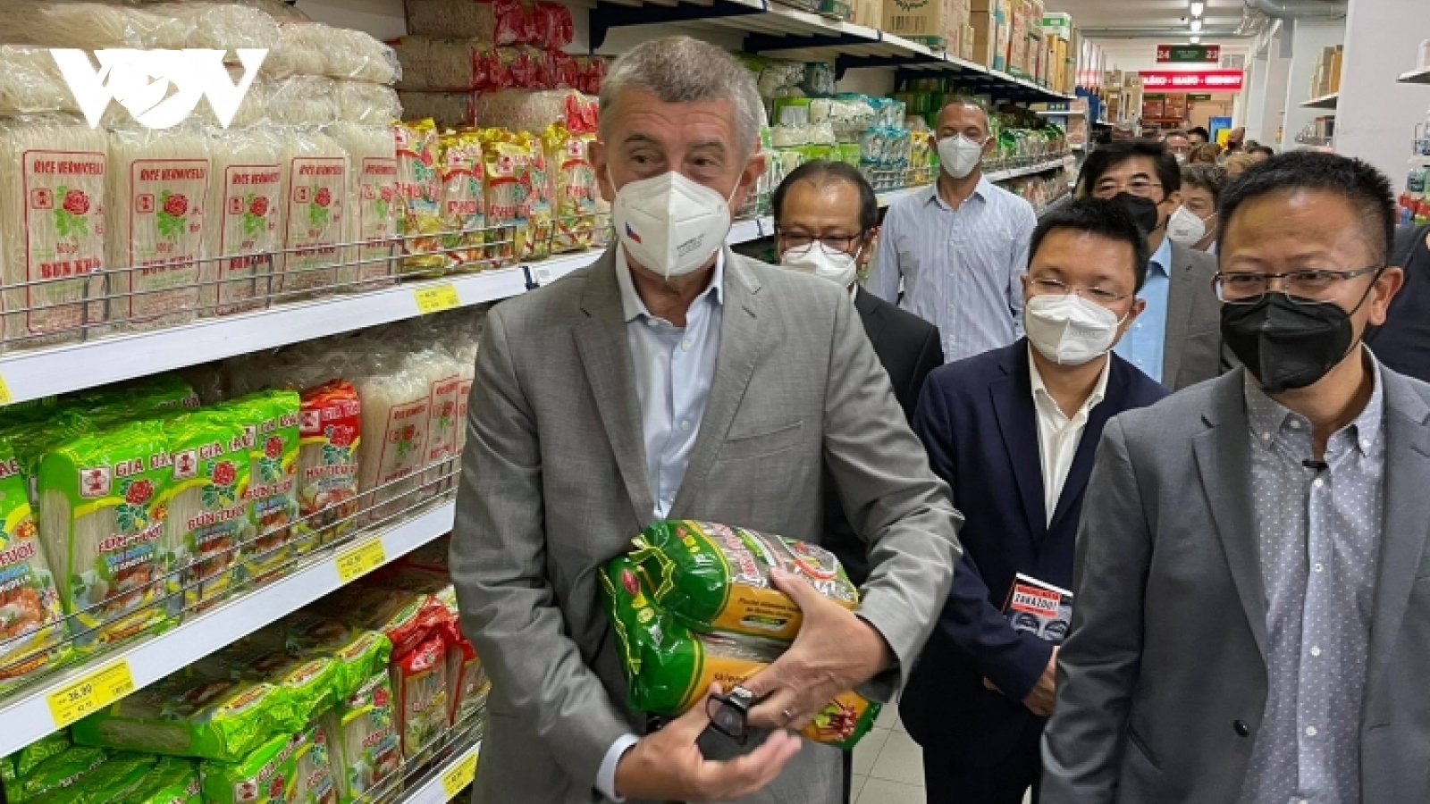 Czech PM has haircut, shops at Vietnamese owned trading centre in Prague